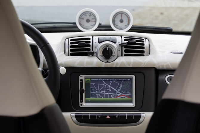 Mercedes-Benz Experimenting with Inductive Charging on Electric Smart Mercedes-Benz Experimenting with Inductive Charging on Electric Smart