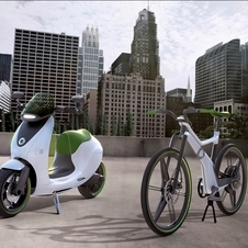 A eScooter ao lado da smart eBike quando esta foi lançada no início deste ano A eScooter ao lado da smart eBike quando esta foi lançada no início deste ano