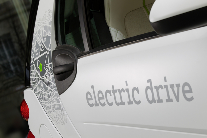 Mercedes-Benz Experimenting with Inductive Charging on Electric Smart Mercedes-Benz Experimenting with Inductive Charging on Electric Smart