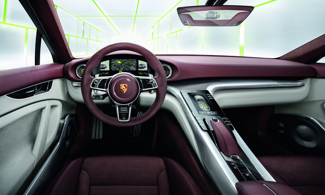 Dans une interprétation futuriste, l’intérieur de la Sport Turismo incarne la quintessence de la voiture de sport Dans une interprétation futuriste, l’intérieur de la Sport Turismo incarne la quintessence de la voiture de sport