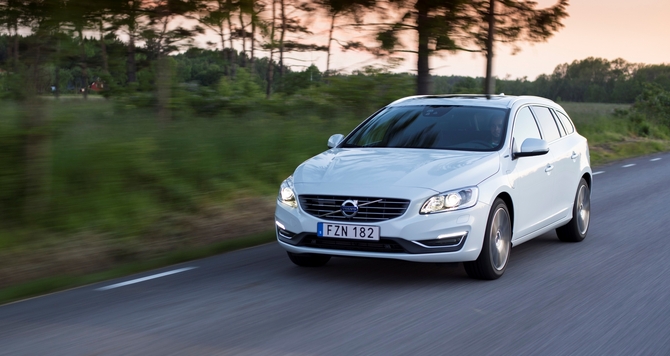 Volvo V60 D6 AWD R-Design Momentum PHEV Geartronic Volvo V60 D6 AWD R-Design Momentum PHEV Geartronic