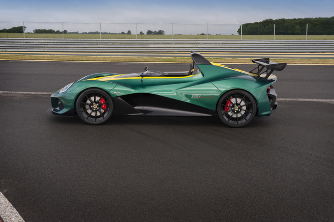 The 3.5 liter V6 engine allows the sports model to reach 100km/h in less than 3 seconds and a top speed of 290km/h The 3.5 liter V6 engine allows the sports model to reach 100km/h in less than 3 seconds and a top speed of 290km/h