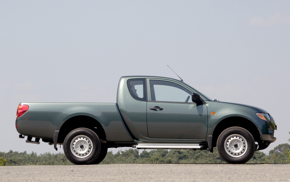 Mitsubishi L0 2 5 Di D Club Cab 4life 5 Photos And 11 Specs Autoviva Com