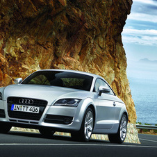 A primeira geração do audi TT tinha um design mais simples do que o atual
