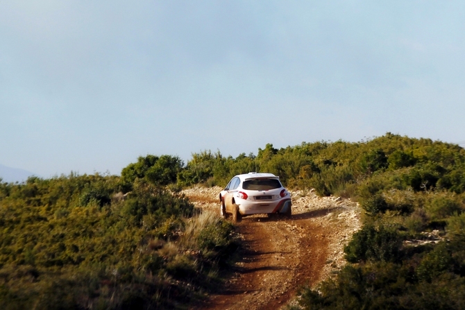 Peugeot também vai produzir uma versão mais barata de tração dianteira, o 208 R2 Peugeot também vai produzir uma versão mais barata de tração dianteira, o 208 R2