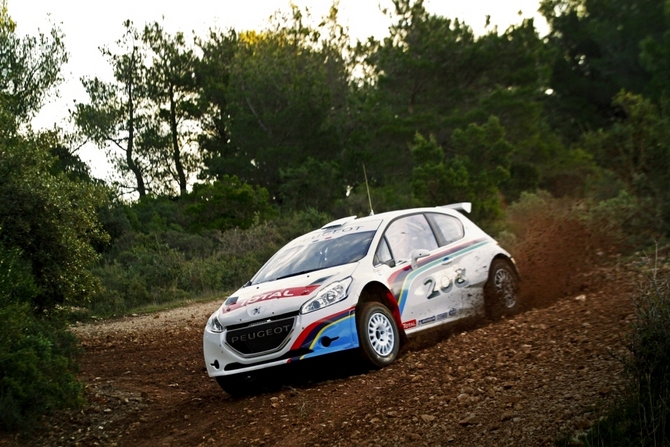O 208 R5 é suposto ser uma versão abaixo de um carro completo do WRC O 208 R5 é suposto ser uma versão abaixo de um carro completo do WRC