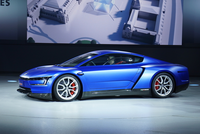 Acceleration to 100km/h is achieved in 5.7 seconds Acceleration to 100km/h is achieved in 5.7 seconds