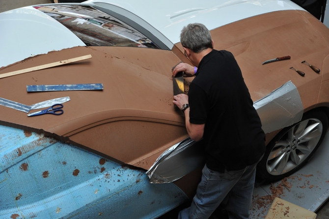 A Jaguar tem mestres artesãos que esculpem em argila A Jaguar tem mestres artesãos que esculpem em argila