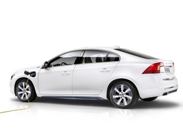 The S60L PPHEV combines the 238hp from the E-Drive turbo engine with gasoline plug-in hybrid technology