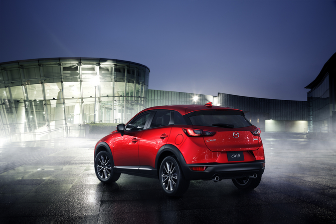 Em termos visuais o CX-3 acaba por ser uma combinação do novo Mazda 2 e do CX-5 Em termos visuais o CX-3 acaba por ser uma combinação do novo Mazda 2 e do CX-5