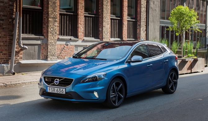 Volvo V40 T2 R-Design Momentum Geartronic Volvo V40 T2 R-Design Momentum Geartronic