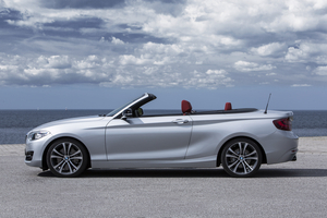 The roof opens and closes automatically in 20 seconds with the touch of a button on the center console below speeds of 48.2km/h