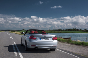 The top range version M235i is equipped with a 3.0 liter TwinPower Turbo inline six-cylinder engine with 326hp and 450Nm of torque