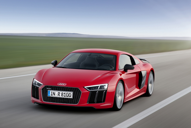A Audi também confirmou a existência de uma nova versão R8 e-tron, que terá uma produção limitada A Audi também confirmou a existência de uma nova versão R8 e-tron, que terá uma produção limitada