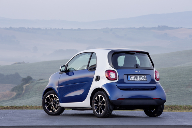 Os dois novos modelos smart recebem um capot bem definido com um pára-brisas significativamente menos inclinado que o anterior fortwo Os dois novos modelos smart recebem um capot bem definido com um pára-brisas significativamente menos inclinado que o anterior fortwo