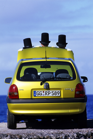 A partir de 1997 o primeiro motor de três cilindros e quatro válvulas na Europa passou a figurar debaixo do capot do Corsa A partir de 1997 o primeiro motor de três cilindros e quatro válvulas na Europa passou a figurar debaixo do capot do Corsa