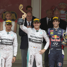 Lewis Hamilton e Daniel Ricciardo completaram o pódio no principado
