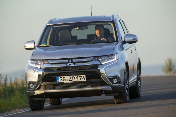 Mitsubishi Outlander 2WD 2.2 DI-D Instyle Navi Black Edition Mitsubishi Outlander 2WD 2.2 DI-D Instyle Navi Black Edition