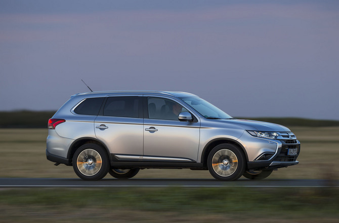 Mitsubishi Outlander 2WD 2.2 DI-D Instyle Navi Black Edition Mitsubishi Outlander 2WD 2.2 DI-D Instyle Navi Black Edition