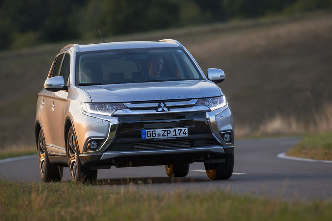 Mitsubishi Outlander 4WD 2.2 DI-D Instyle Navi AT Mitsubishi Outlander 4WD 2.2 DI-D Instyle Navi AT
