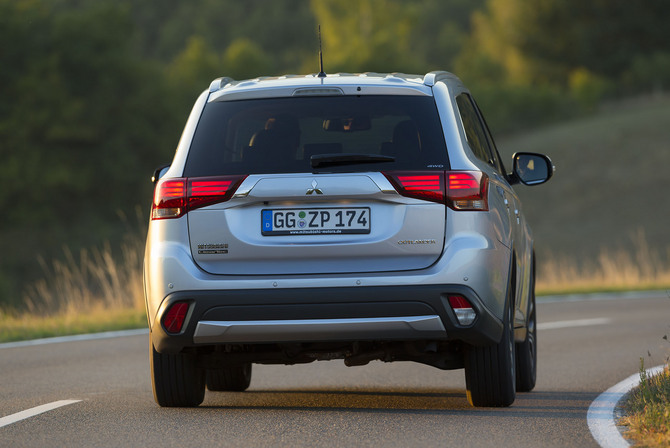 Mitsubishi Outlander 2WD 2.2 DI-D Instyle Navi Mitsubishi Outlander 2WD 2.2 DI-D Instyle Navi