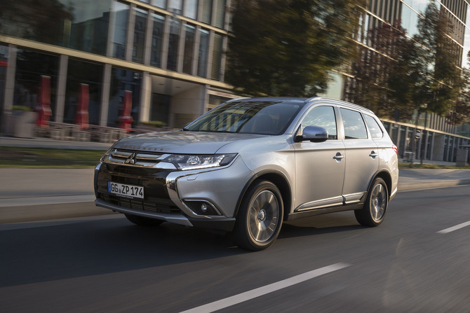 Mitsubishi Outlander PHEV 4WD 2.0 MIVEC Intense Navi Mitsubishi Outlander PHEV 4WD 2.0 MIVEC Intense Navi