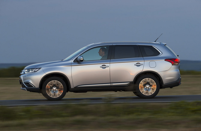 Mitsubishi Outlander PHEV 4WD 2.0 MIVEC Instyle Navi Mitsubishi Outlander PHEV 4WD 2.0 MIVEC Instyle Navi