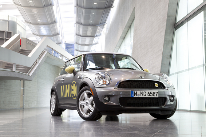 Der Mini E hat mehr Power und Reichweite als der Active E. 600 Stück wurden produziert. Der Mini E hat mehr Power und Reichweite als der Active E. 600 Stück wurden produziert.
