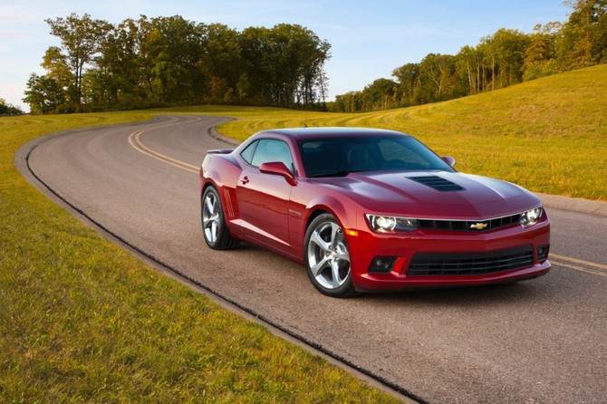 O Camaro de 2014 recebe um novo capot e uma frente nova O Camaro de 2014 recebe um novo capot e uma frente nova