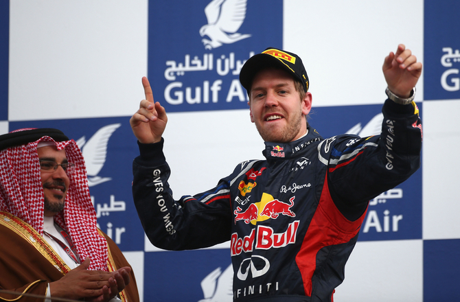 Vettel feiert seinen Sieg auf dem Podium Vettel feiert seinen Sieg auf dem Podium