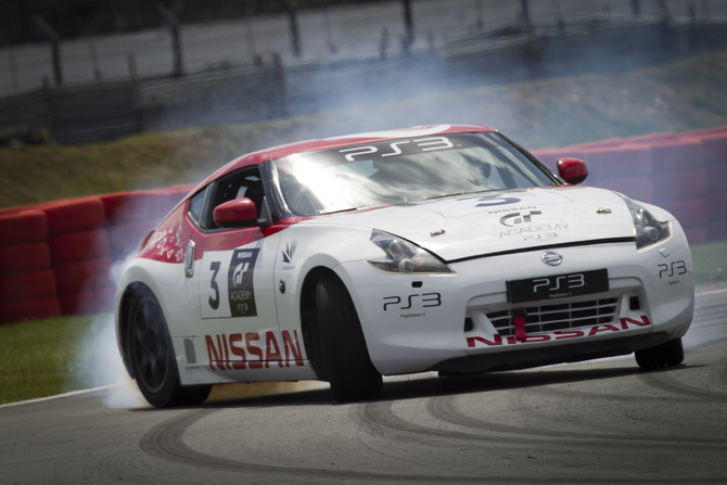 O vencedor em Silverstone irá receber formação de piloto para competir nas 24 Horas do Dubai em 2013 O vencedor em Silverstone irá receber formação de piloto para competir nas 24 Horas do Dubai em 2013