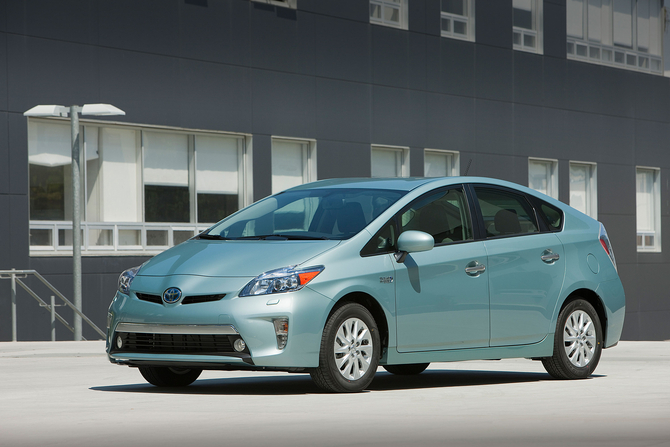 Prius Plug-in Capable of 49mpg and EV Travel at up to 100km/h Prius Plug-in Capable of 49mpg and EV Travel at up to 100km/h