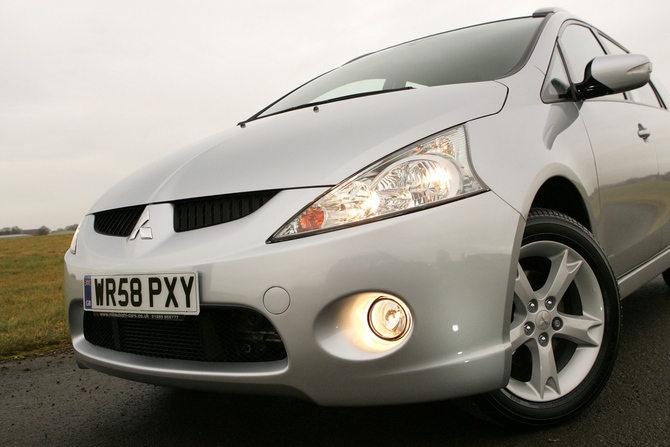 Mitsubishi Grandis 2.0 DI-D 140cv Insport BT/FPF Mitsubishi Grandis 2.0 DI-D 140cv Insport BT/FPF