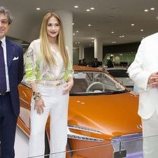 Jennifer Lopez esteve presente na inauguração do novo concessionário da Audi no Dubai
