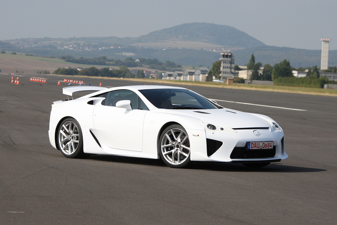 It is a modern supercar with a powerful engine with lots of electronic aids It is a modern supercar with a powerful engine with lots of electronic aids
