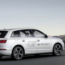 No total os dois motores oferecem uma potência combinada de 373cv e 700Nm de binário