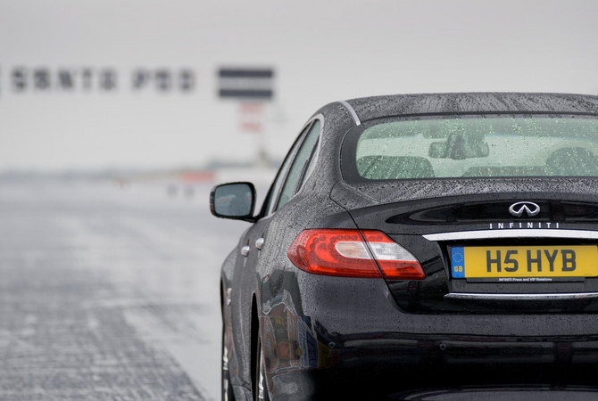 Infiniti M35h Sets Guinness Record as Fastest Full Hybrid Car Infiniti M35h Sets Guinness Record as Fastest Full Hybrid Car
