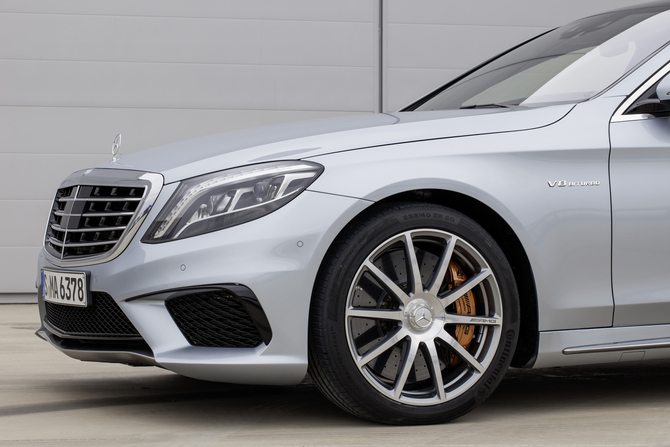O AMG recebe entradas de ar colocadas mais abaixo O AMG recebe entradas de ar colocadas mais abaixo