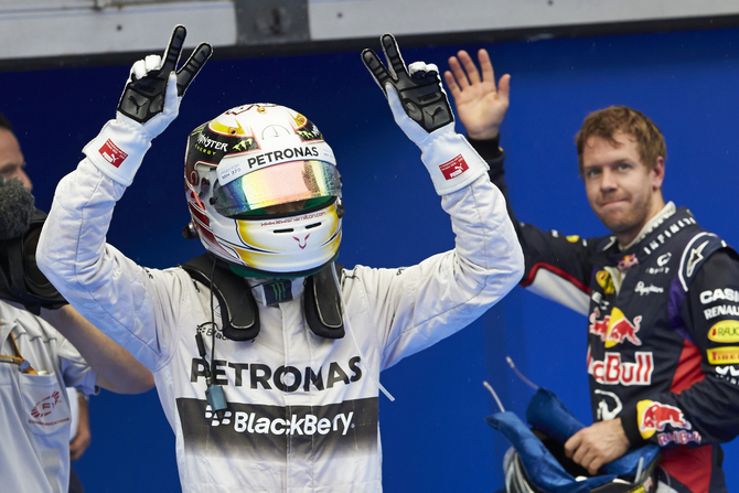 Lewis Hamilton celebra depois de alcançar a primeira vitória da temporada Lewis Hamilton celebra depois de alcançar a primeira vitória da temporada