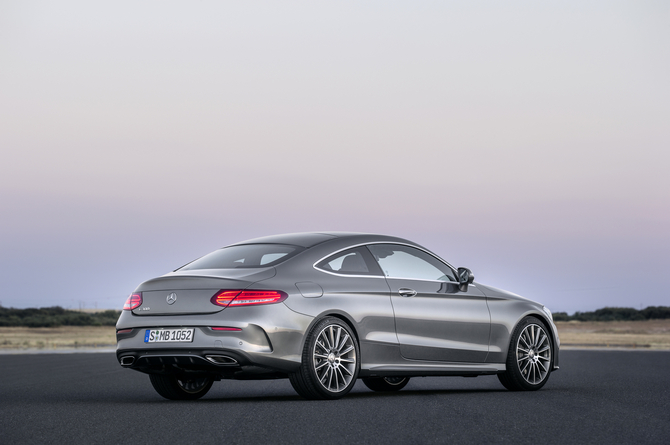 The rear design is inspired on the S-Class Coupé The rear design is inspired on the S-Class Coupé