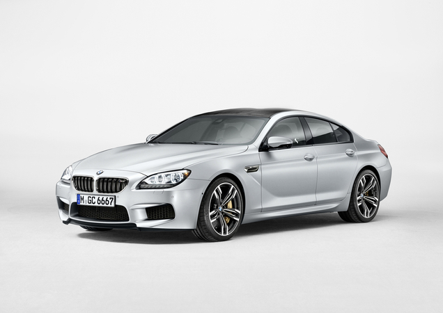 Avec la finition BMW Individual Shadow Line brillant de série ainsi que les roues exclusives en alliage léger de 20 pouces. Avec la finition BMW Individual Shadow Line brillant de série ainsi que les roues exclusives en alliage léger de 20 pouces.