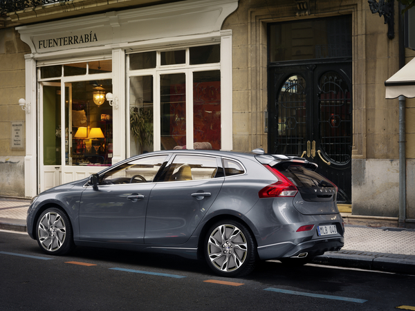 Volvo Officially Unveils V40 with Specs Volvo Officially Unveils V40 with Specs