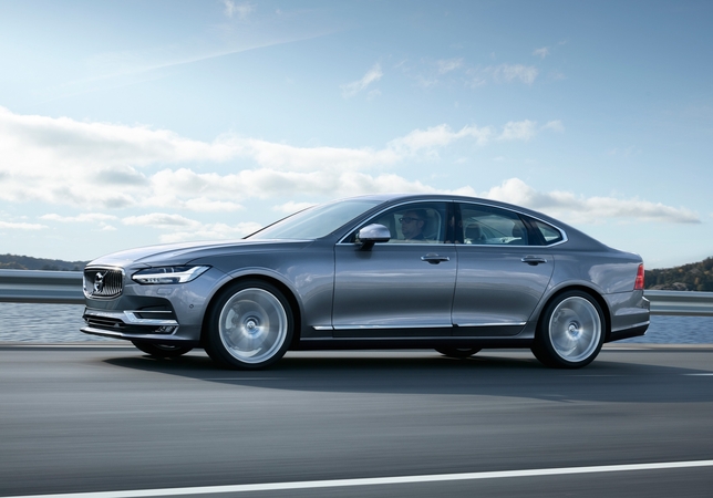 O S90 estará disponível com uma versão ecológica e potente do sistema plug-in híbrido T8 Twin Engine, com uma potência até 410cv O S90 estará disponível com uma versão ecológica e potente do sistema plug-in híbrido T8 Twin Engine, com uma potência até 410cv