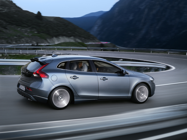 Volvo Officially Unveils V40 with Specs Volvo Officially Unveils V40 with Specs