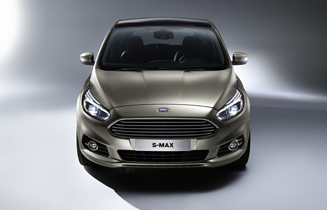 A frente do novo S-Max recebe a imagem da nova família Ford, que estreou com o novo Mondeo, baseado no protótipo coupé de 2011, o Evos A frente do novo S-Max recebe a imagem da nova família Ford, que estreou com o novo Mondeo, baseado no protótipo coupé de 2011, o Evos