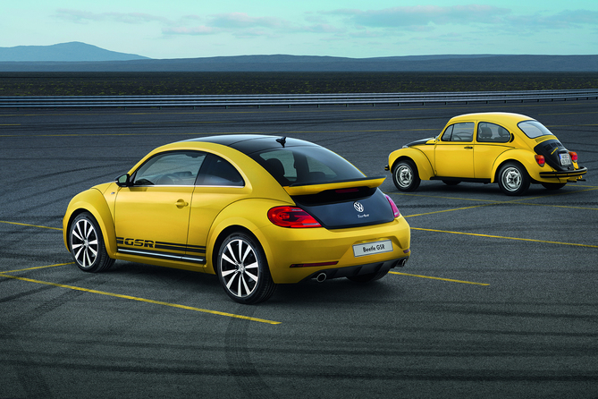 O carro recebe uma carroçaria exclusiva com pára-choques R-Line pintados em preto e amarelo O carro recebe uma carroçaria exclusiva com pára-choques R-Line pintados em preto e amarelo