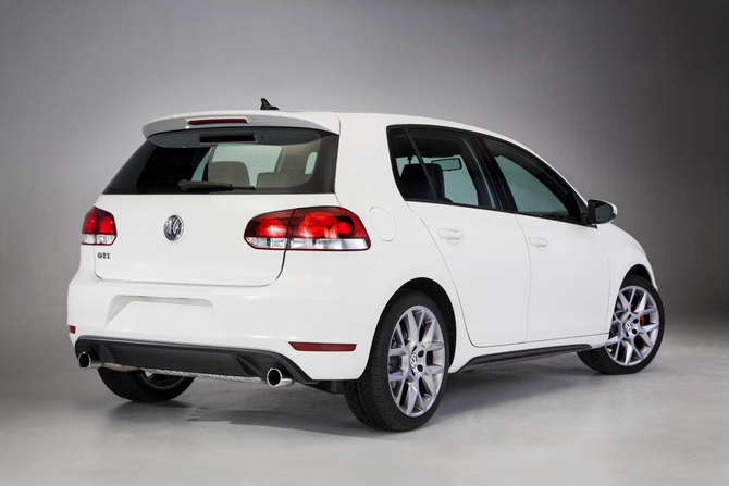 As Edições Driver e Wolfburg do GTI acrescentam equipamentos extra à versão standard As Edições Driver e Wolfburg do GTI acrescentam equipamentos extra à versão standard