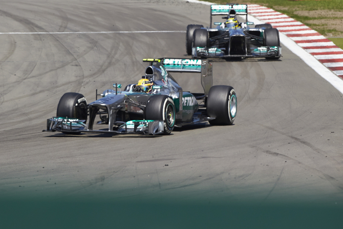 A Mercedes foi banida do teste em Silverstone por causa de um teste proíbido com a Pirelli no início da temporada A Mercedes foi banida do teste em Silverstone por causa de um teste proíbido com a Pirelli no início da temporada