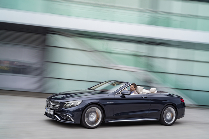 Despite weighing 175kg (2180kg) more than the S65 AMG Coupé, the new S65 AMG Cabriolet retains the same capacity of acceleration Despite weighing 175kg (2180kg) more than the S65 AMG Coupé, the new S65 AMG Cabriolet retains the same capacity of acceleration
