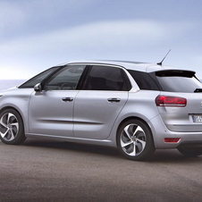 Grande destaque vai para o e-HDI de 90cv que apresenta um consumo de 3.8l/100km e emissões de 98g/km